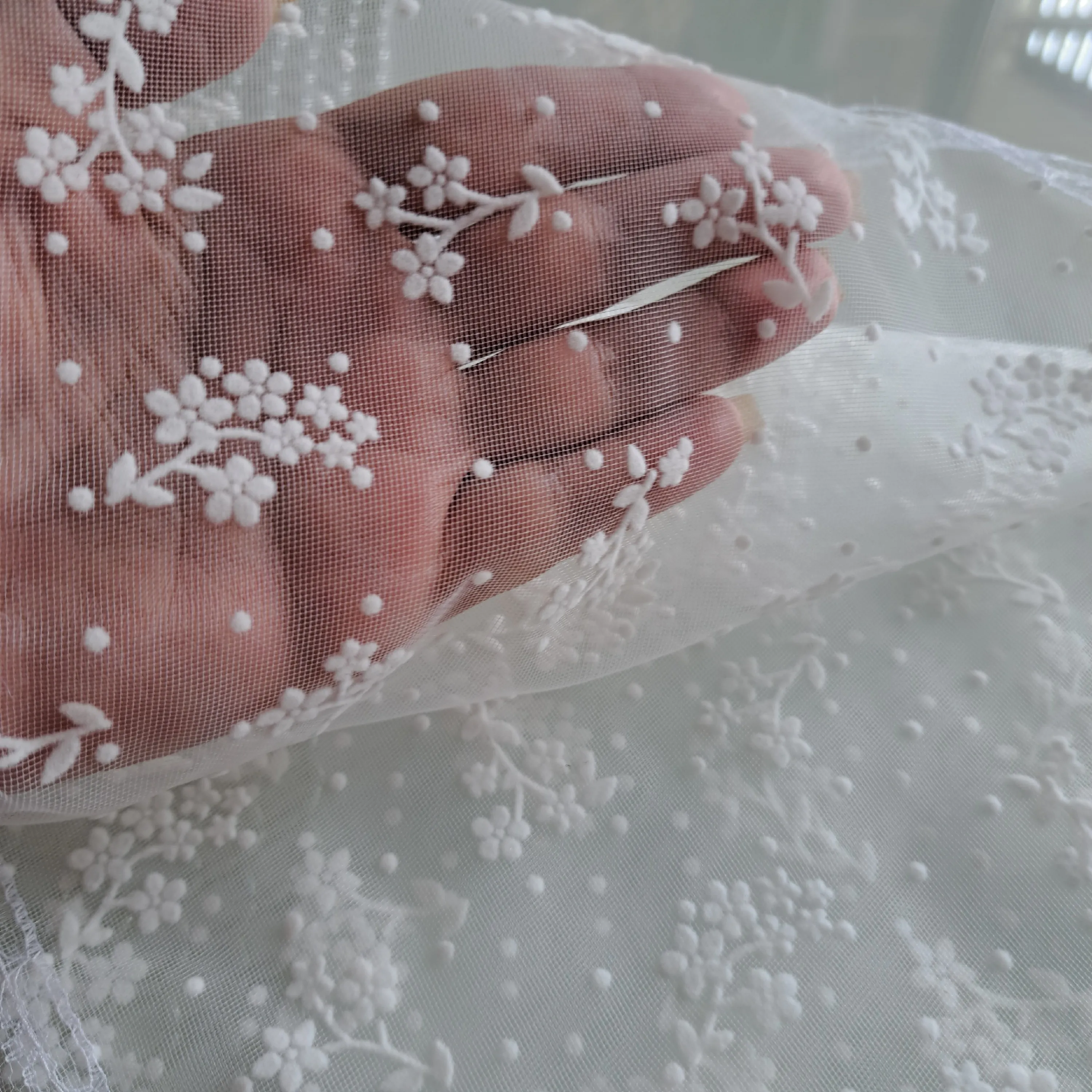 مینی اسکارف مجلسی سفید سه گوش طرح گل شکوفه ای ابعاد 75 در 75 سانتیمتر جنس توری گیپور