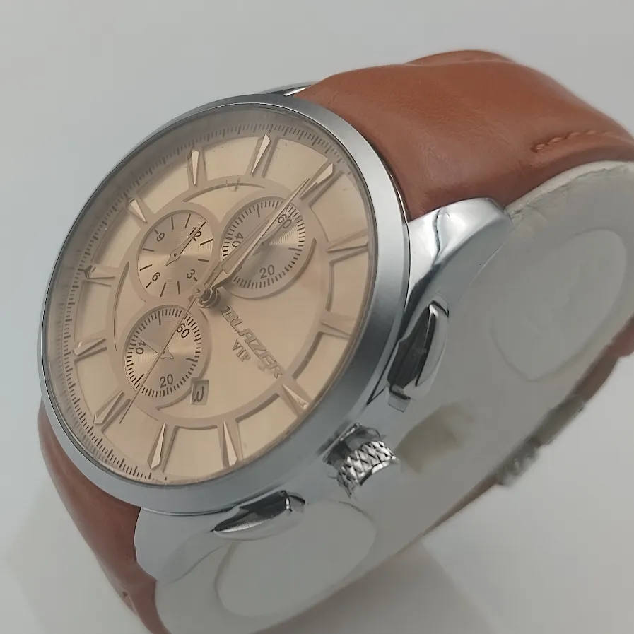 ساعت مردانه بلیزر بند چرمی طرح سه موتور صفحه شامپاینی مدل 3153